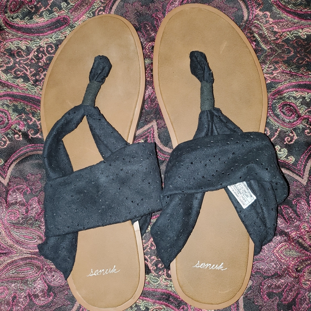 Size 10 sanuk sandals never worn